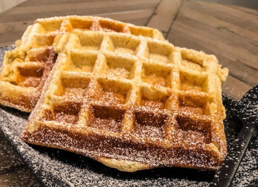 PROTEIN WAFFELN selbstgemacht low carb mit Puderzucker