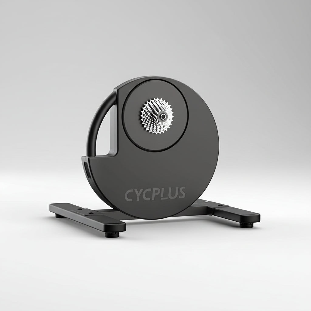 Elegante Seitenansicht des CYCPLUS R200 Direktantrieb-Trainers. Modernes, platzsparendes Design mit robuster Stahlbasis und rutschfesten Standfüßen für stabile Fahrposition.