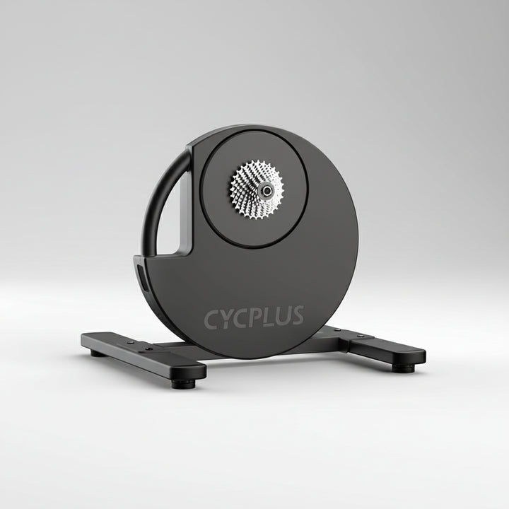 Elegante Seitenansicht des CYCPLUS R200 Direktantrieb-Trainers. Modernes, platzsparendes Design mit robuster Stahlbasis und rutschfesten Standfüßen für stabile Fahrposition.