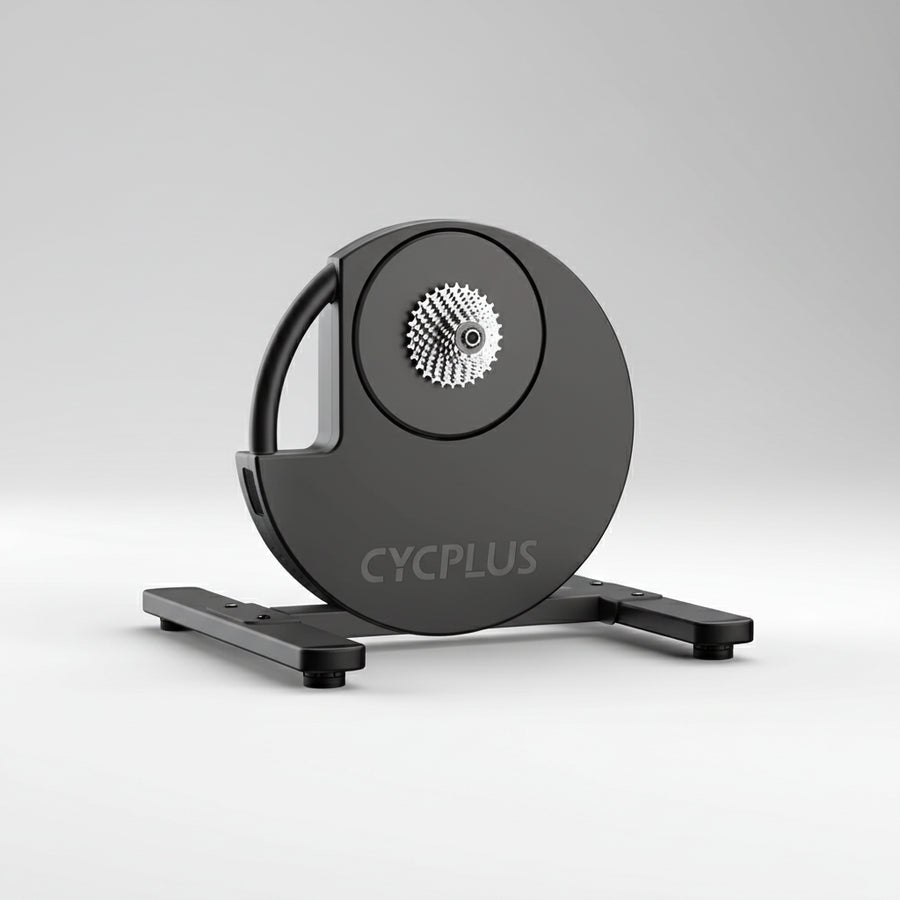 Elegante Seitenansicht des CYCPLUS R200 Direktantrieb-Trainers. Modernes, platzsparendes Design mit robuster Stahlbasis und rutschfesten Standfüßen für stabile Fahrposition.